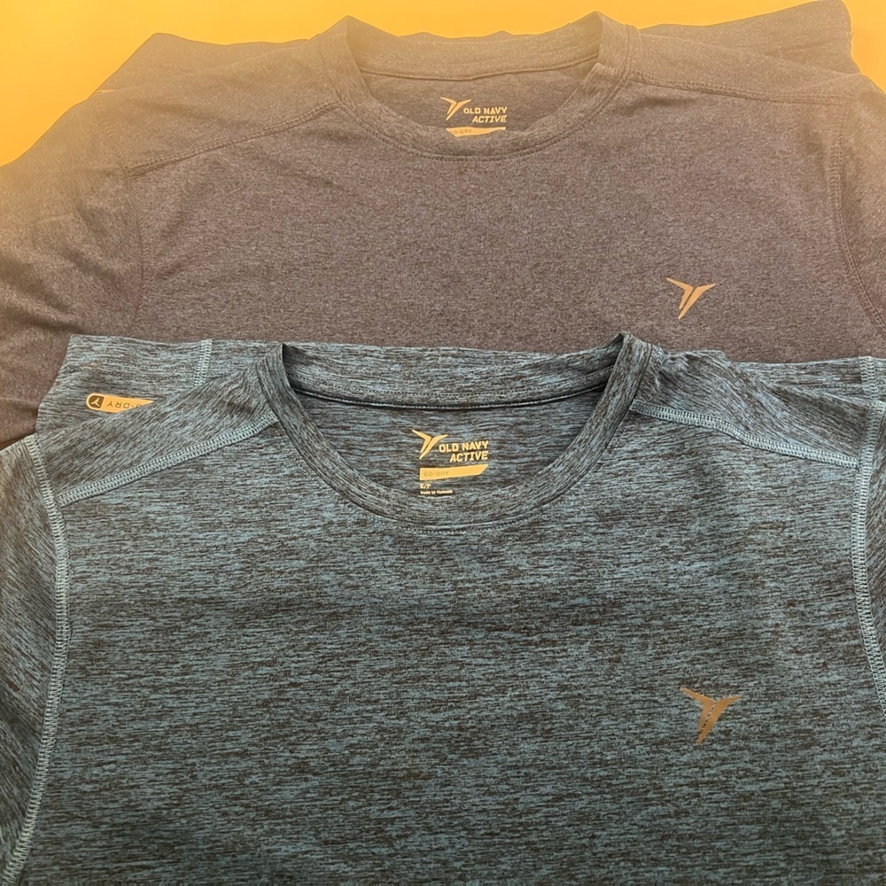 OLD NAVY MENS GO-DRY CREW-NECK T-SHIRTS
2 SHIRTS-1 NAVY & 1 HEATHER BLUE SMALL